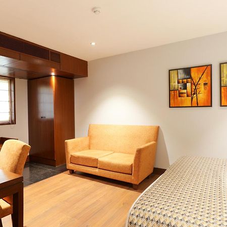 The Manor - New Delhi Hotel Bagian luar foto
