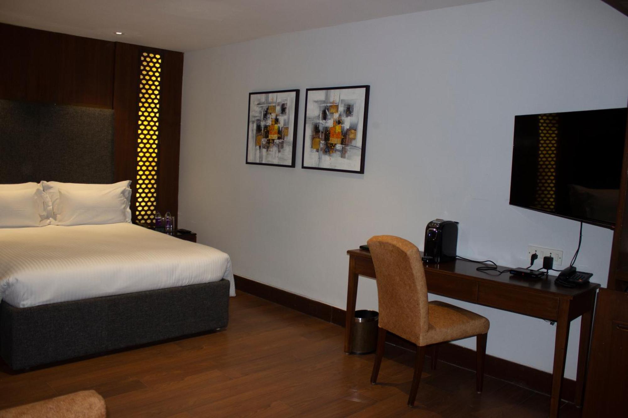 The Manor - New Delhi Hotel Bagian luar foto