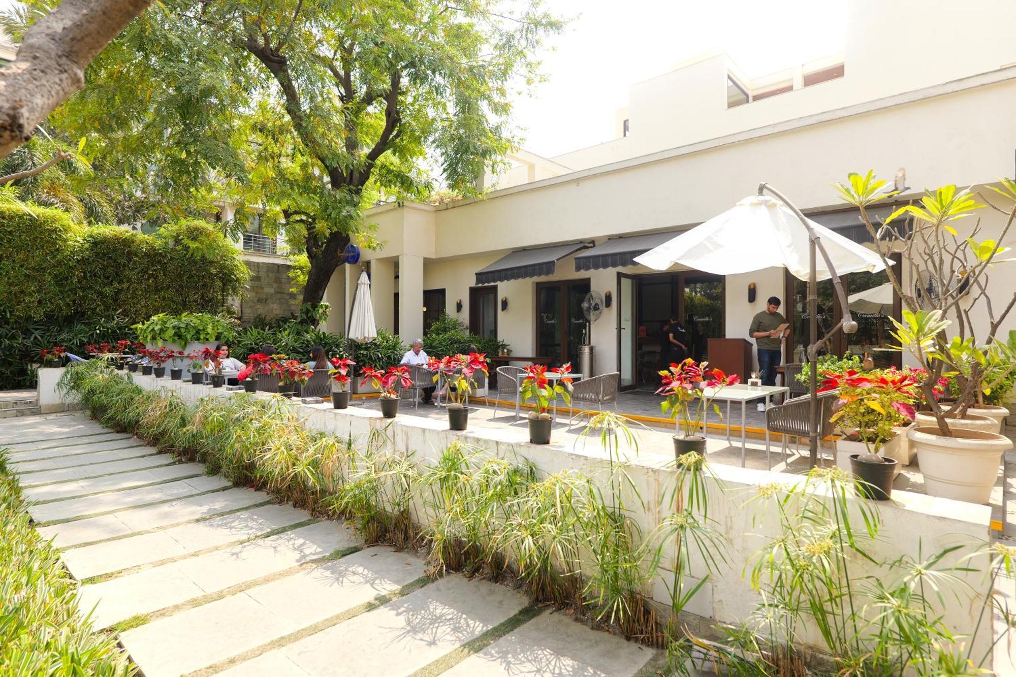 The Manor - New Delhi Hotel Bagian luar foto