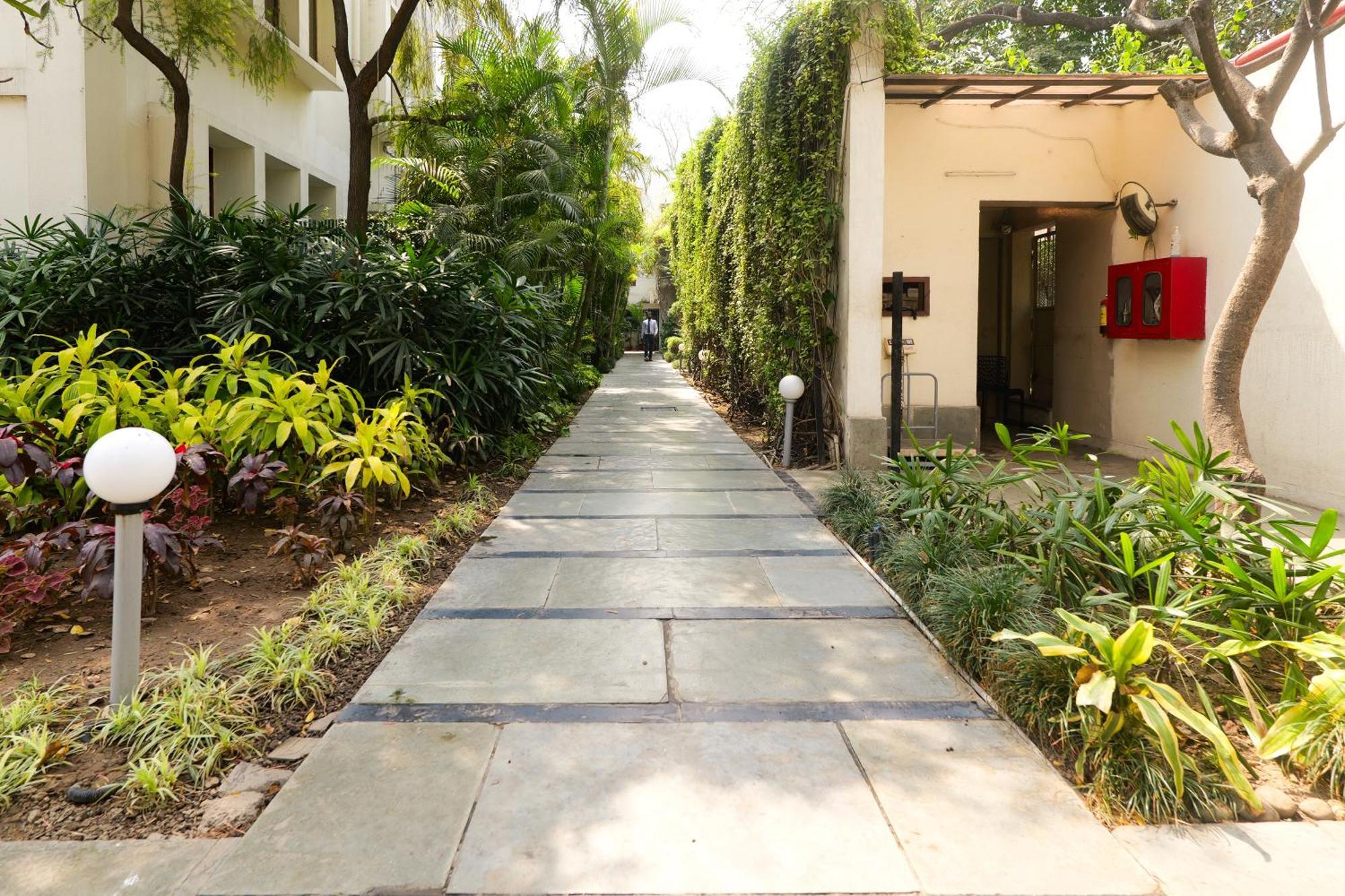 The Manor - New Delhi Hotel Bagian luar foto
