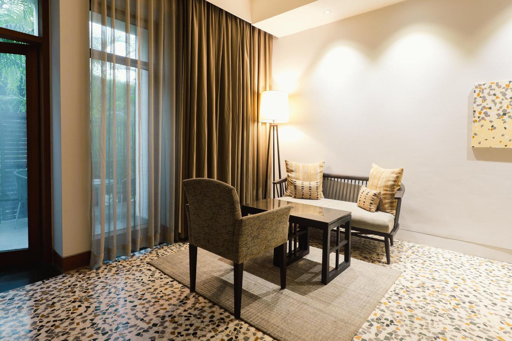 The Manor - New Delhi Hotel Bagian luar foto